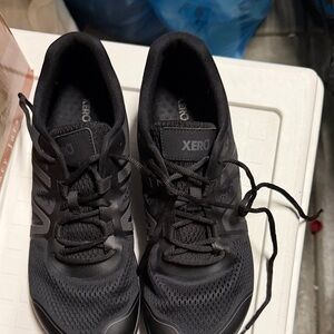 Xero Shoes Men's 10.5 Black HFS II
Barefoot